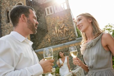 Kokteyl partisinde misafir ile flört güzel gülümseyen kadın