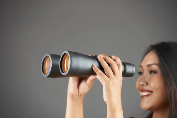 Primo Piano Della Giovane Bella Ragazza Che Tiene Binocolo Spiando — Foto Stock