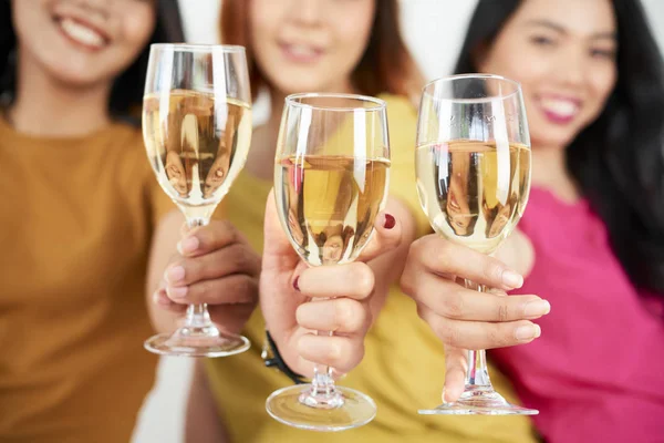 Close Female Friends Holding Glasses Sparkling Wine Celebrating — Stock Photo, Image