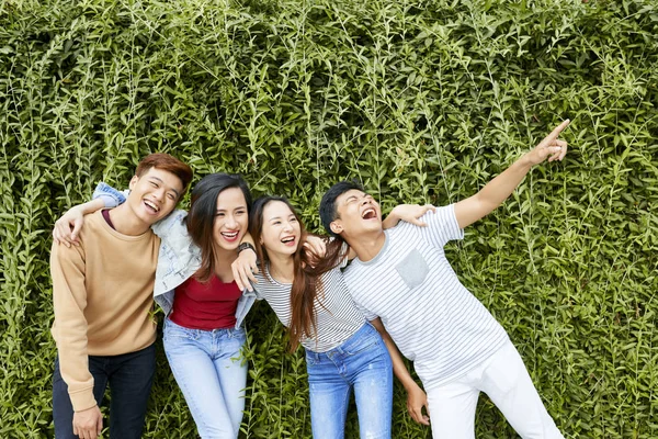 Riendo Muy Positivo Los Jóvenes Abrazando Bromeando Estar Aire Libre —  Fotos de Stock