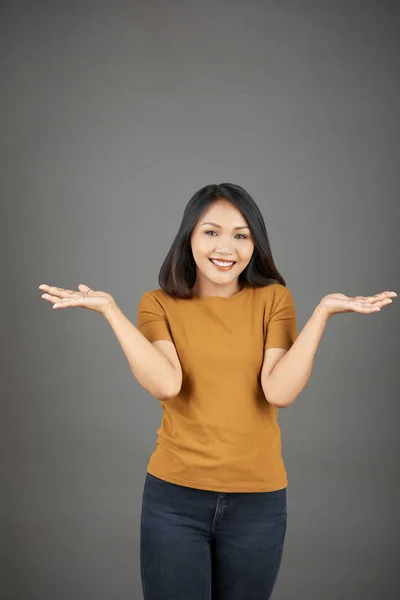 Retrato Mujer Asiática Encogiéndose Hombros Cuestionamiento Gesto Incertidumbre Sonriendo Cámara —  Fotos de Stock