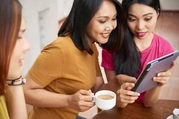 Jonge Mooie Vrouwen Zitten Samen Kijken Iets Digitale Tablet Tijdens — Stockfoto