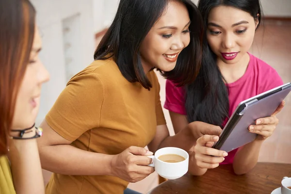 Jóvenes Hermosas Mujeres Sentadas Juntas Viendo Algo Tableta Digital Mientras —  Fotos de Stock