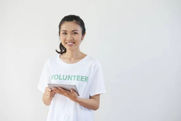 亚洲年轻女志愿者使用她的数字平板电脑在线工作的肖像 孤立于白色背景 — 图库照片