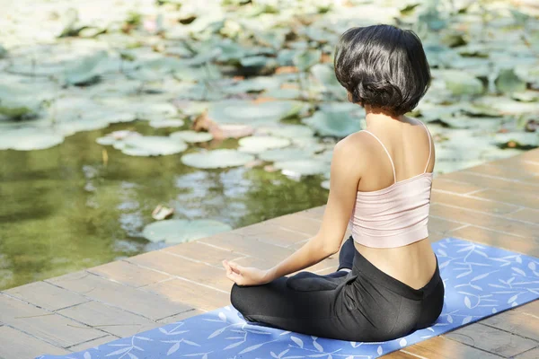 Young Asian Woman Practicing Yoga Outdoors Summer Morning — Stock Photo, Image