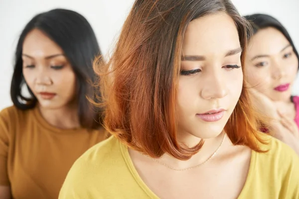 Menina Bonita Nova Com Cabelo Curto Abaixou Olhos Parece Triste — Fotografia de Stock