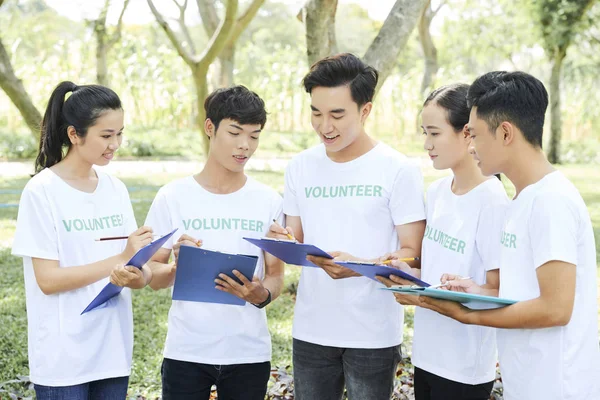 Equipo Voluntarios Con Clipboad Una Reunión Acción Rescate Pie Día —  Fotos de Stock