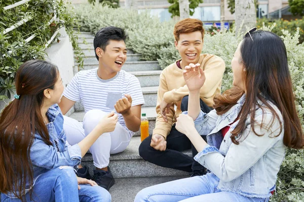 Grupo Jovens Alegres Desfrutando Refrigerantes Brincando — Fotografia de Stock