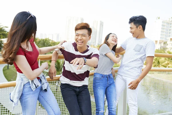 Vietnamlı Gençlerin Birlikte Vakit Geçirirken Gülme Şakalaşma Grubu — Stok fotoğraf