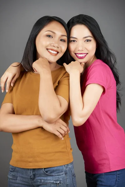 Retrato Estudio Dos Amigas Felices Pie Abrazándose Sonriendo Cámara — Foto de Stock