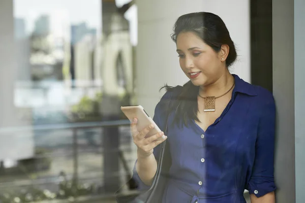 Vrolijke Mooie Indiase Zakenvrouw Het Laatste Nieuws Haar Smartphone Controleren — Stockfoto