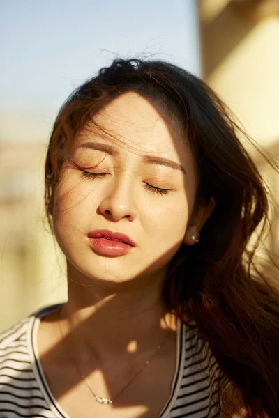 Beautiful Young Woman Enjoying Breeze Sunlight Outdoors — Stock Photo, Image