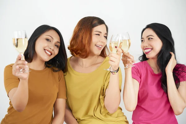 Grupo Amigos Multirraciais Bebendo Vinho Conversando Uns Com Outros Sobre — Fotografia de Stock