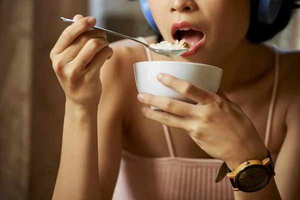 女人早餐吃燕麦片和牛奶的裁剪图像 — 图库照片