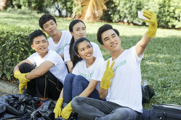 Grupo Adolescentes Sonriendo Haciendo Selfie Teléfono Móvil Mientras Recogen Basura —  Fotos de Stock