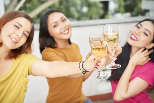 Jóvenes Mujeres Felices Sosteniendo Copas Con Champán Tostadas Mientras Divierten — Foto de Stock