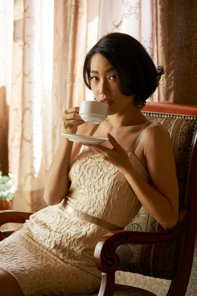 Serious Bela Jovem Asiática Mulher Desfrutando Xícara Chá Olhando Para — Fotografia de Stock