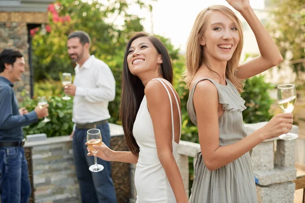 Attraenti Amiche Che Bevono Vino Ballano Cocktail Party — Foto Stock