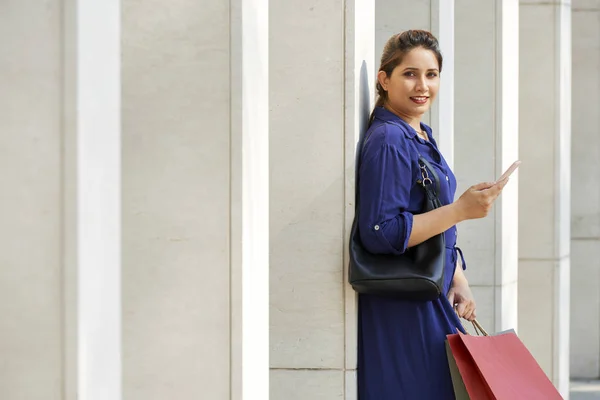 Beautiful Young Indian Woman Standing Outdoors Shopping Bags Smartphone — Φωτογραφία Αρχείου