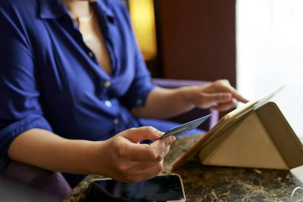 Manos Mujer Negocios Usando Tarjeta Crédito Hacer Compras Línea — Foto de Stock