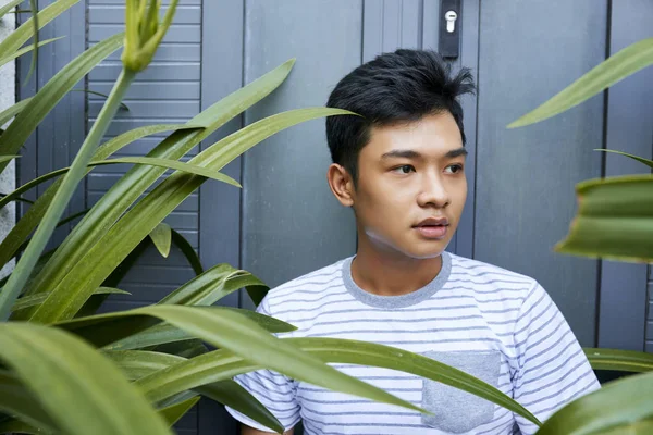 Porträtt Ung Vacker Vietnamesisk Man Stående Bakdörren Bland Växter — Stockfoto