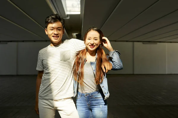 Portret Szczęśliwej Młodej Azjatyckiej Pary Stojącej Słońcu Podziemnym Parkingu — Zdjęcie stockowe