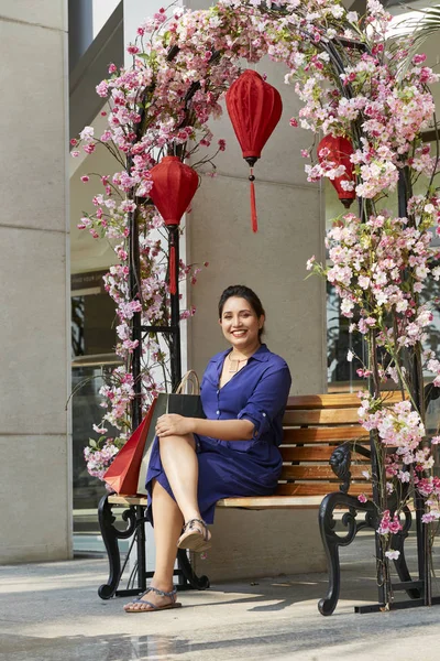 Feliz Joven Asiática Mujer Sentado Decorado Banco Aire Libre — Foto de Stock