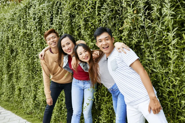 Vrolijke Knuffelen Jonge Aziatische Mensen Staan Hedge — Stockfoto