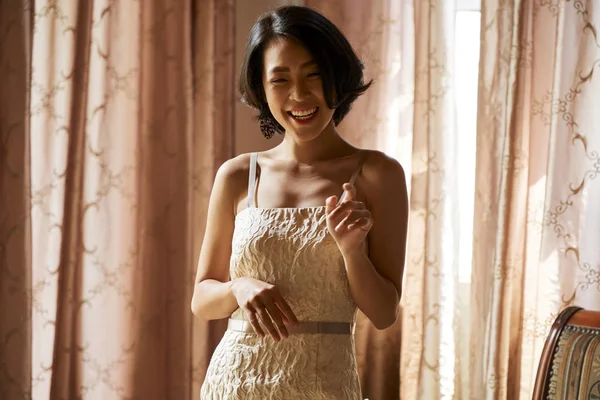 Retrato Feliz Emocional Jovem Mulher Asiática Vestido Cocktail Casa — Fotografia de Stock
