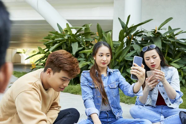 Arkadaşlarıyla Dışarıda Dinlenirken Selfie Çeken Genç Asyalı Kadın — Stok fotoğraf