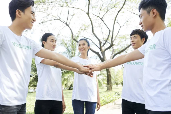 Gruppe Junger Asiatischer Teenager Die Der Freiwilligengesellschaft Arbeiten Stehen Sie — Stockfoto
