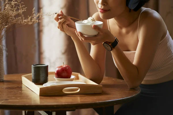 Positieve Jonge Vrouw Eten Heerlijke Granola Met Melk Yoghurt Voor — Stockfoto