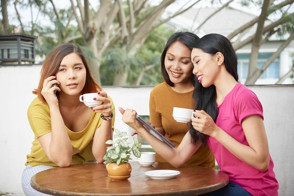 Gruppo Giovani Donne Sedute Insieme Caffetteria Bere Caffè Conversare Online — Foto Stock