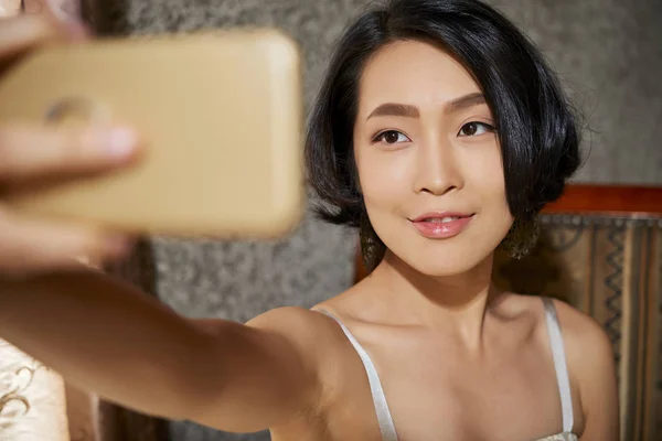 Adorável Jovem Vietnamita Tomando Selfie Casa — Fotografia de Stock