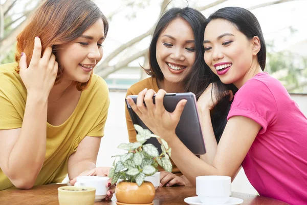 一群女性朋友坐在咖啡馆里微笑 使用平板电脑与网友在线交流 — 图库照片