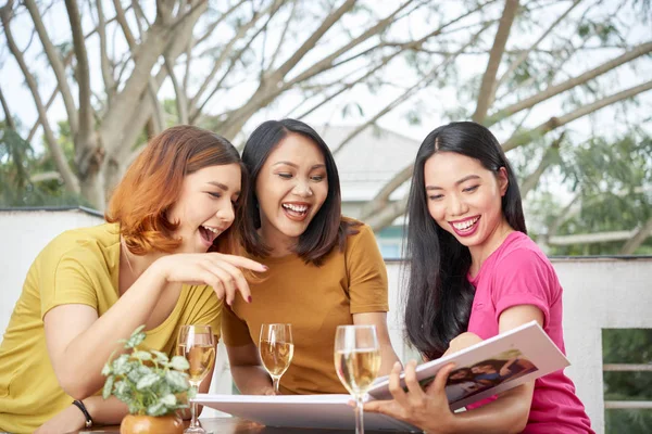Groep Jonge Vrouwen Zitten Outdoor Café Met Glazen Champagne Kijken — Stockfoto