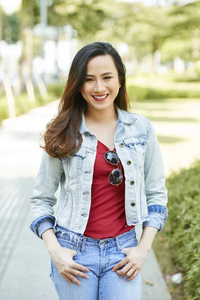 Portret Van Positieve Jonge Vietnamese Vrouw Jeans Denim Jasje Staand — Stockfoto