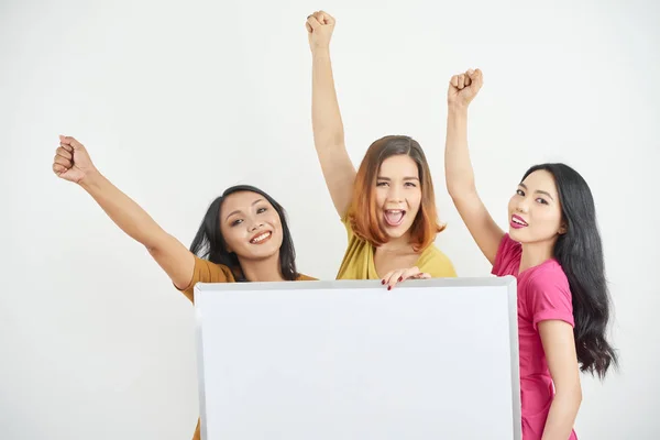 Retrato Meninas Animadas Com Braços Levantados Segurando Banner Mostrando Seu — Fotografia de Stock