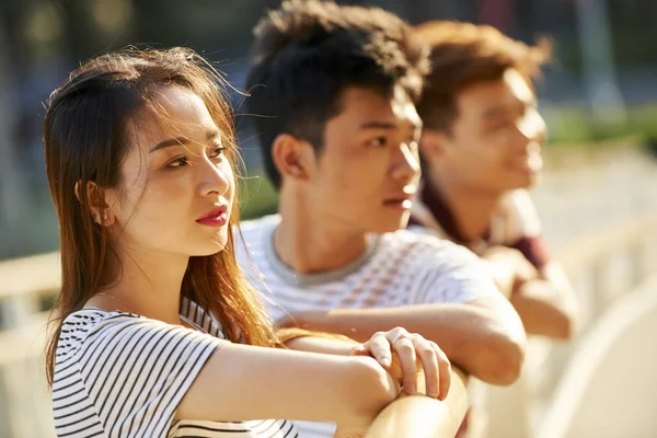 Ambitions Jeunes Asiatiques Regardant Devant Eux Concentrer Sur Jeune Femme — Photo