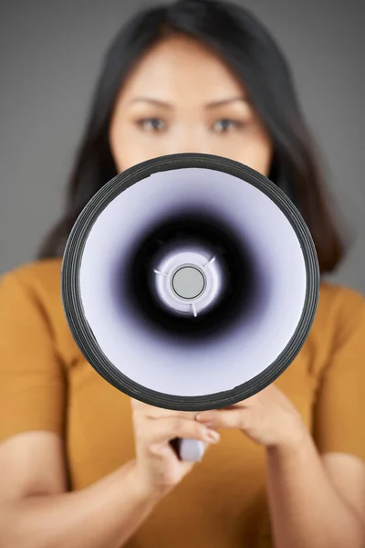 Porträt Einer Jungen Hübschen Frau Die Die Botschaft Megafon Verkündet — Stockfoto