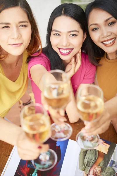 Retrato Jovens Mulheres Bonitas Segurando Copos Champanhe Sorrindo Para Câmera — Fotografia de Stock