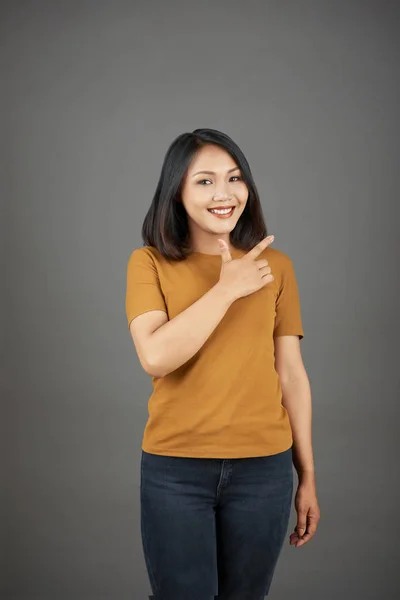 Retrato Mulher Feliz Asiática Camisa Jeans Gesticulando Sobre Fundo Cinza — Fotografia de Stock