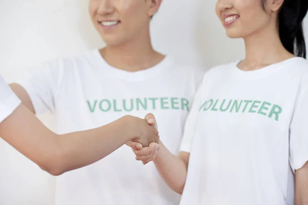 Primer Plano Los Jóvenes Sonrientes Pie Estrechando Las Manos Saludan — Foto de Stock