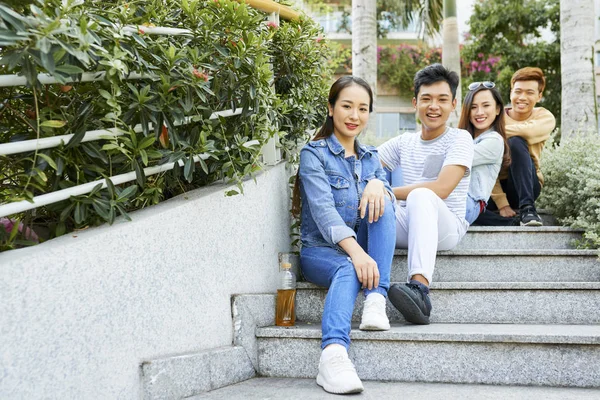 Mutlu Genç Asyalı Bir Grup Açık Havada Merdivenlerde Oturan Kamera — Stok fotoğraf