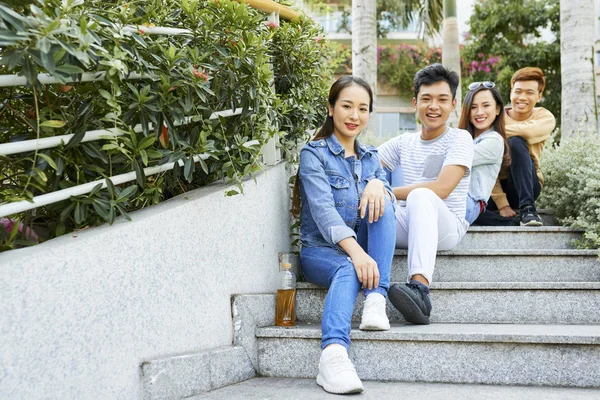 Groupe Jeunes Asiatiques Heureux Assis Sur Des Marches Extérieur Regardant — Photo