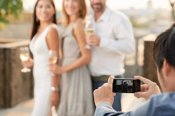 Hombre Tomando Fotos Sus Amigos Posando Cóctel —  Fotos de Stock