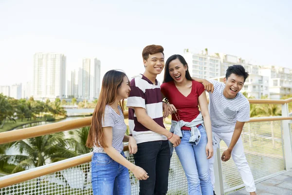 Groep Van Gelukkig Lachen Jongens Meisjes Tijd Samen Doorbrengen — Stockfoto