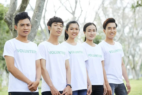 Портрет Молодих Азіатських Підлітків Працюють Якості Добровольців Стояти Ряд Посміхаючись — стокове фото