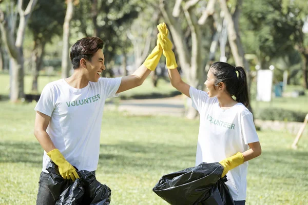 Par Adolescentes Voluntarios Pie Con Bolsas Basura Dando Chocantes Unos —  Fotos de Stock