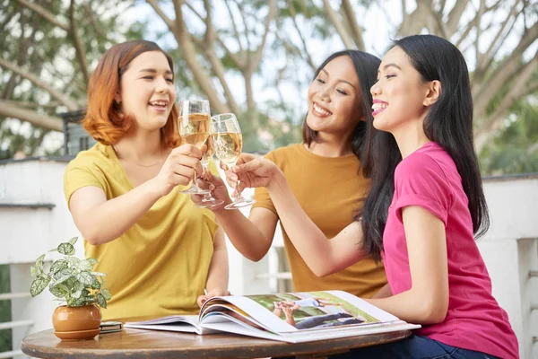 Lyckliga Kvinnliga Vänner Sitter Café Utomhus Och Rosta Med Glas — Stockfoto